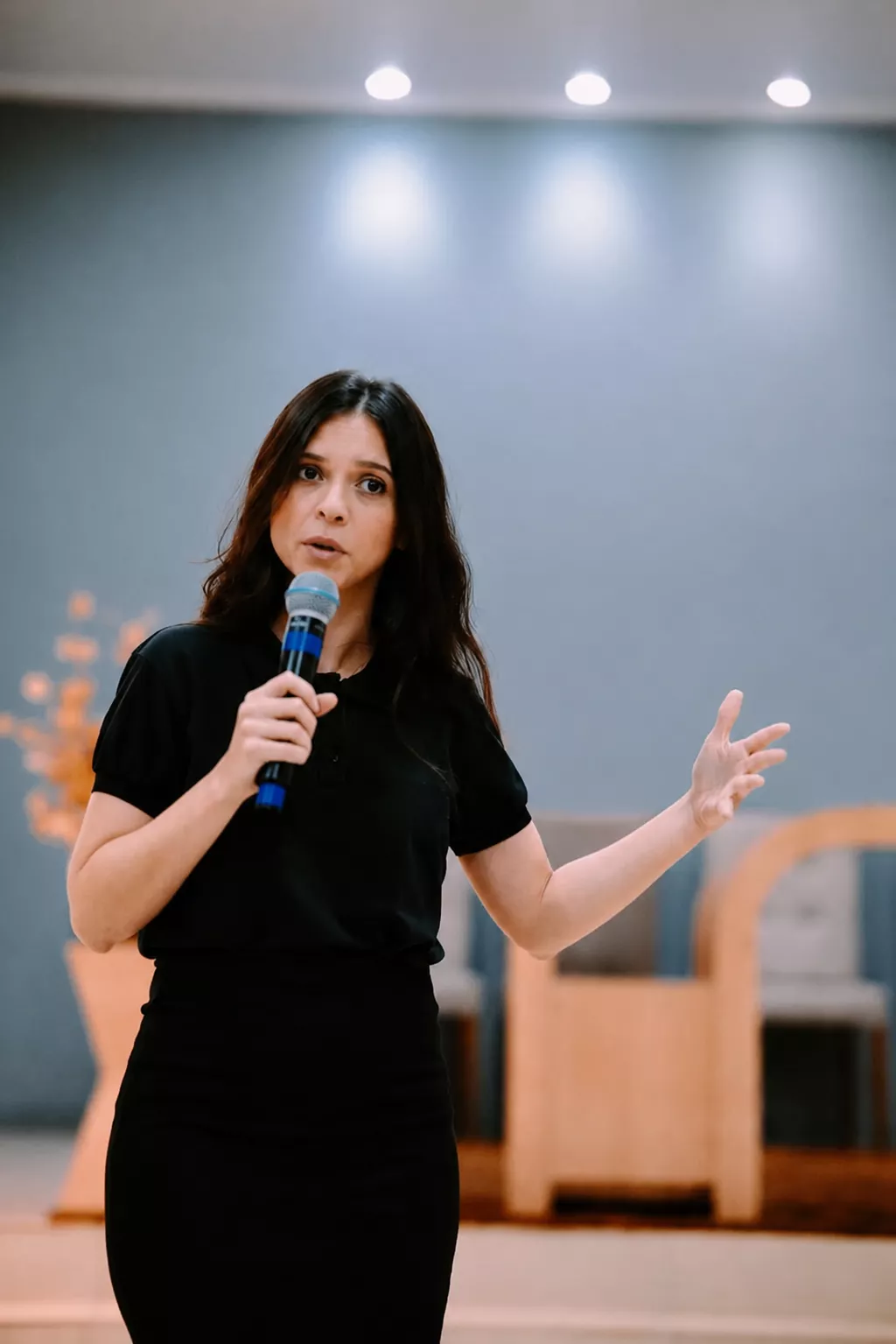 Michele Pinheiro falando ao microfone