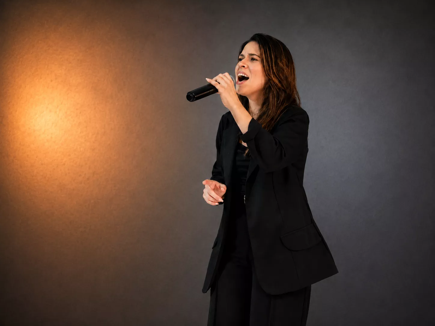 Michele Pinheiro cantando no palco