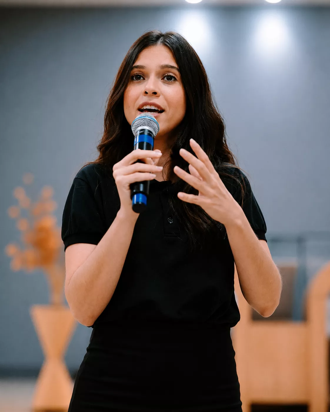 Michele Pinheiro cantando